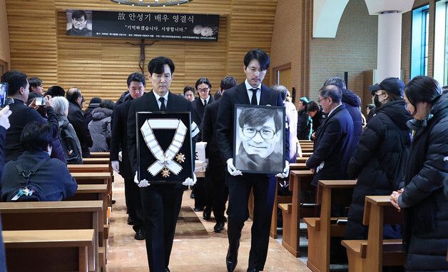 후배들 배웅 속 영면에 들어간 고 안성기