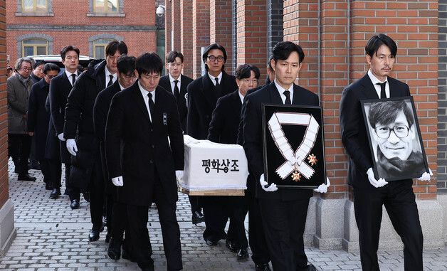 故 안성기 운구행렬 따르는 동료 선후배들