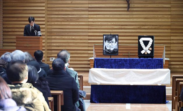 슬픔에 젖은 고 안성기 장남 안다빈 작가