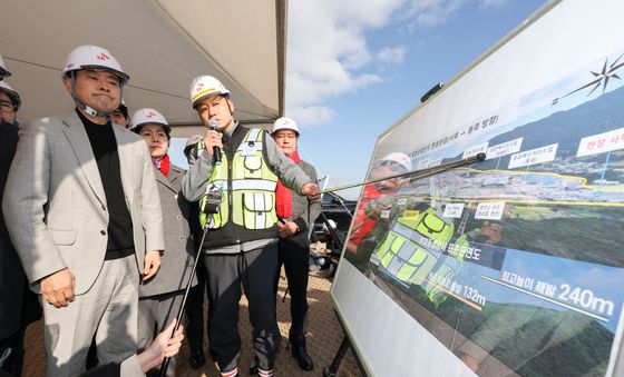 용인 반도체 클러스터 산단 공사현장 살펴보는 장동혁 대표