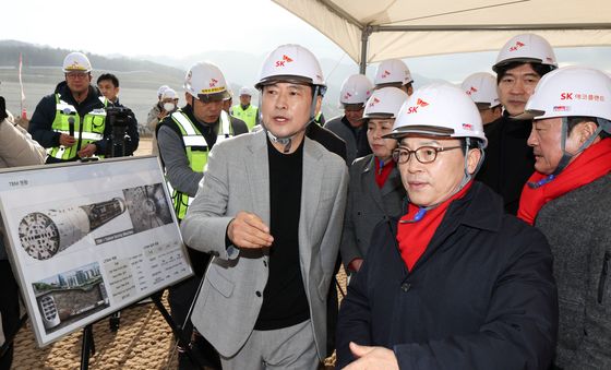 용인 반도체 클러스터 산단 공사현장 살펴보는 장동혁 대표