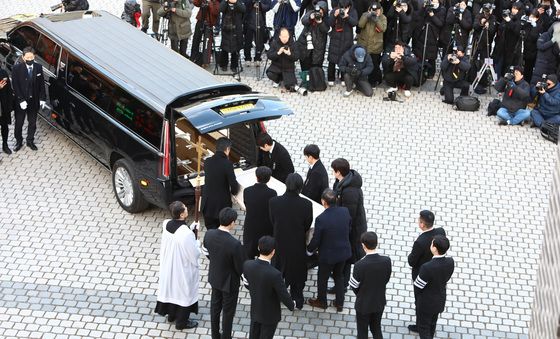 故 안성기 떠나보내는 동료들