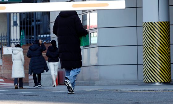 상설특검, '관봉권 띠지 폐기 의혹' 신한은행 강남별관 수색·검증