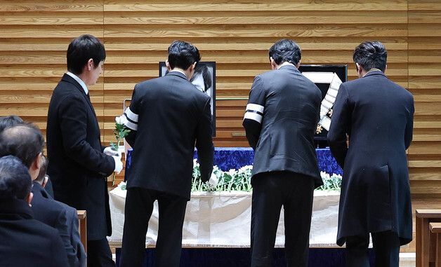 故 안성기 영결식, 헌화하는 후배들