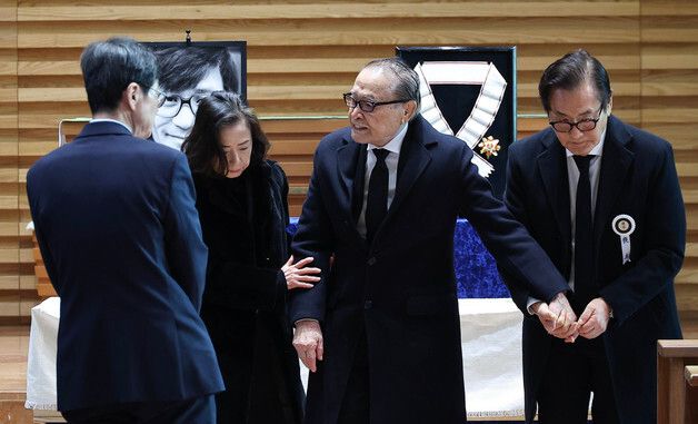 안성기 영결식 참석한 신영균 예술문화재단 명예이사장