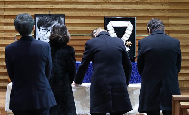 헌화하는 신영균 이사장