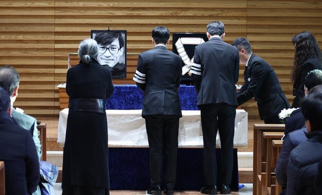 헌화하는 故 안성기 유가족