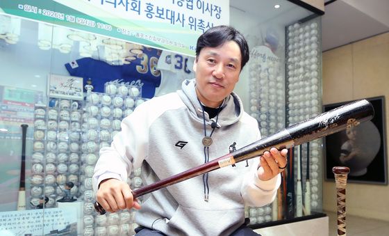 사인 배트 잡은 대구시의사회 홍보대사 이승엽