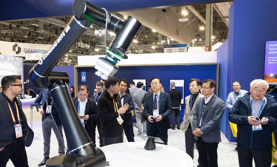 아마존 부스 둘러보는 김윤덕 장관