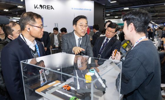 CES 통합 한국관 둘러보는 김윤덕 장관