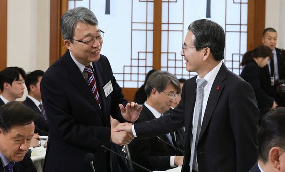 대화하는 김용범 정책실장과 김성식 부의장