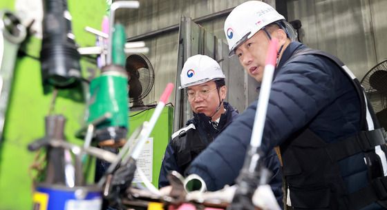 김영훈 장관, 금속제품 제조공장 불시 점검