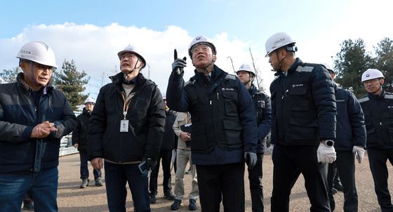 금속제품 제조공장 둘러보는 김영훈 장관