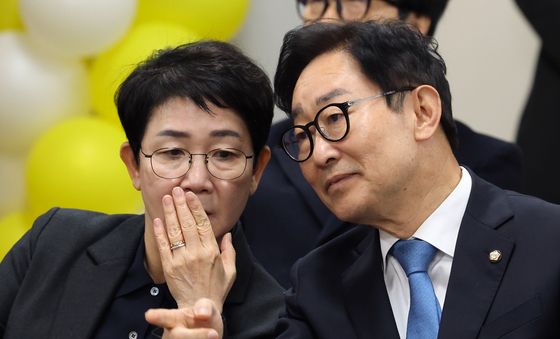 긴밀하게 대화하는 박범계-박정현