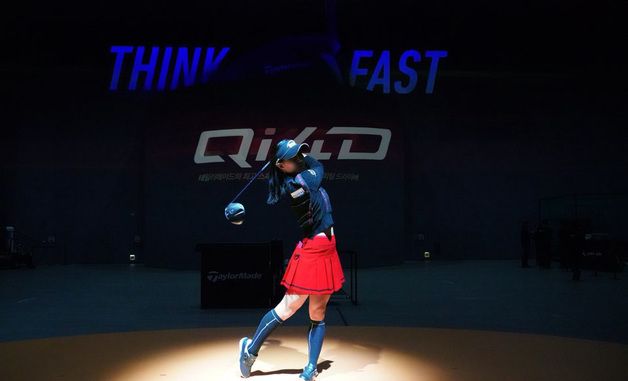 신제품 시연하는 프로골퍼 이동은