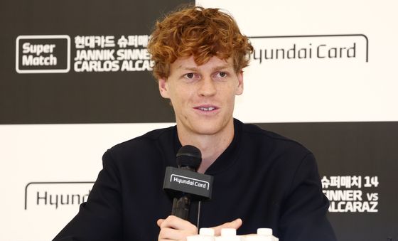 기자회견 하는 얀니크 신네르