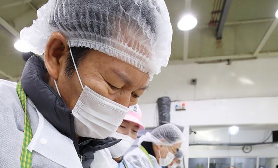 굴 박신작업 집중하는 정청래