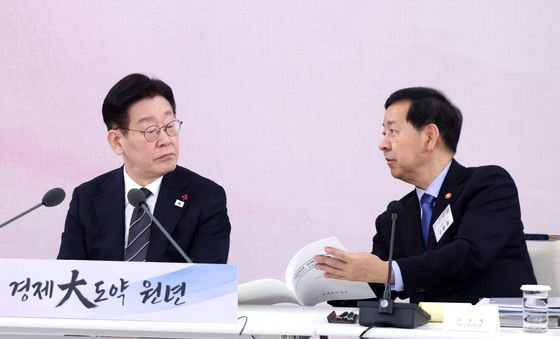 자료 바라보는 이재명 대통령