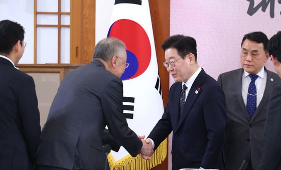 이재명 대통령, 류진 한국경제인회장과 악수