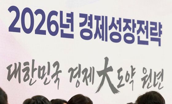이재명 대통령, 류진 한국경제인회장과 악수