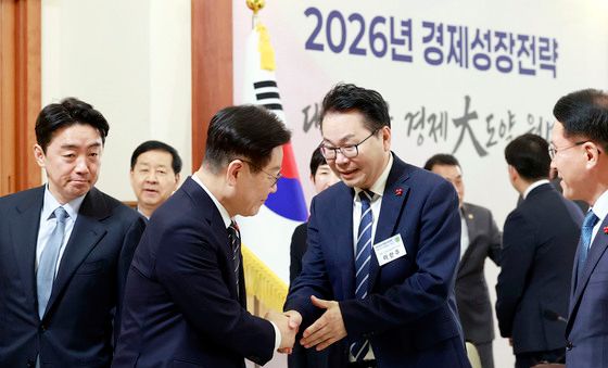 이재명 대통령, 이한주 경제인문사회연구회 이사장과 악수