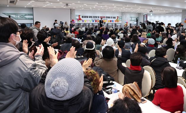 당원들에게 박수 받는 한동훈 전 대표