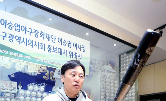 야구배트 잡은 이승엽