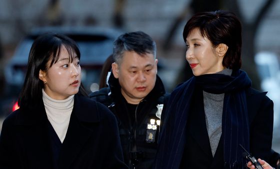 취재진 질문에 시선만…