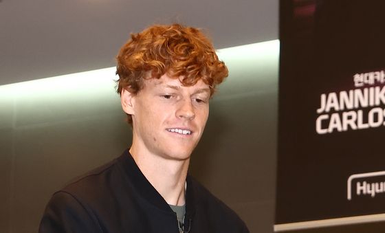 탁구 치는 얀니크 신네르