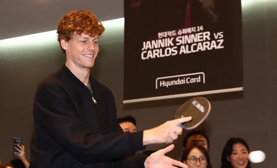 탁구 치는 얀니크 신네르