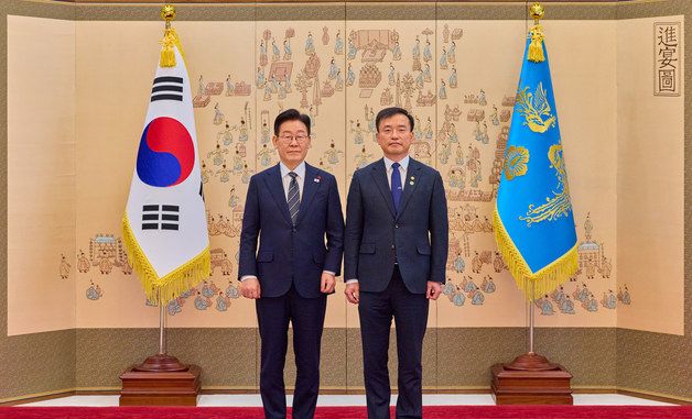 이재명 대통령, 김종철 방미통위원장 임명장 수여