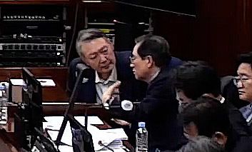 변호인과 대화 나누는 윤석열