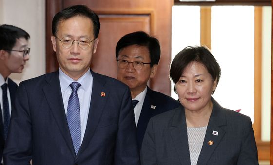 경제장관회의 참석하는 이형일 부총리