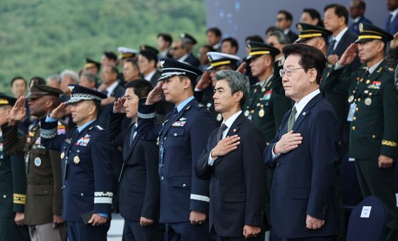 국민의례 하는 이재명 대통령