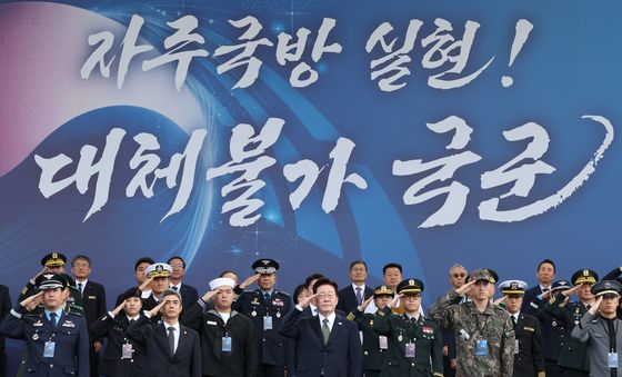 국군의 날 기념식 참석한 이재명 대통령 '거수경례'