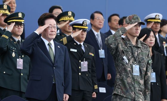 국군의 날 기념식 참석한 이재명 대통령 '거수경례'