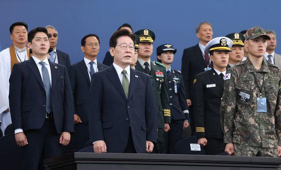 애국가 제창하는 이재명 대통령