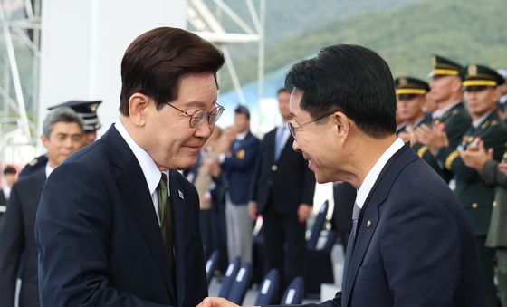인사 나누는 이재명 대통령·조정식 국회의장