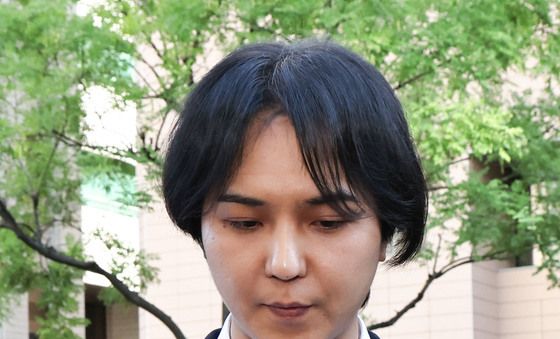 굳은 표정의 송민호