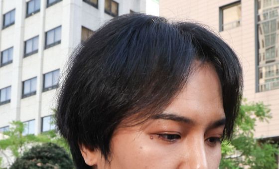 굳은 표정으로 법원 나서는 송민호