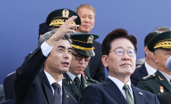 대화하는 이재명 대통령·강신철 장관