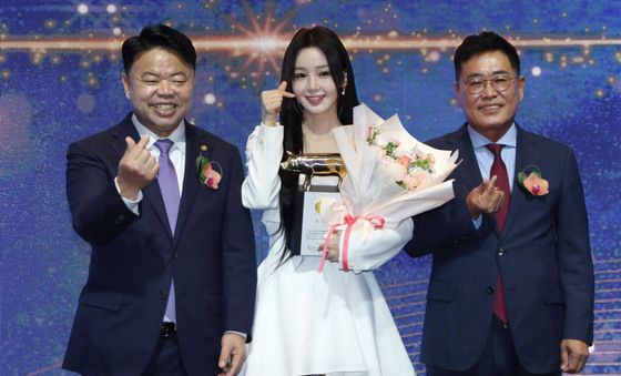 한돈자조금 공로패 수여받은 남규리