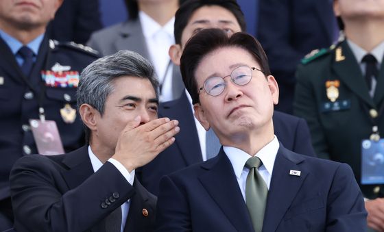 대화하는 이재명 대통령·강신철 장관
