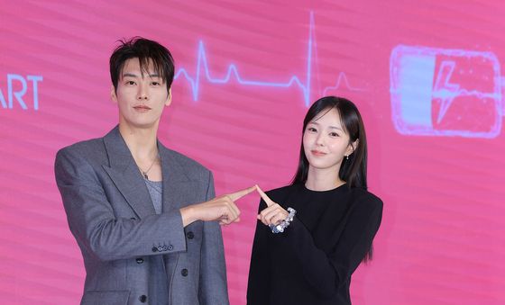 김영광·채수빈, 찌릿찌릿 충전 중