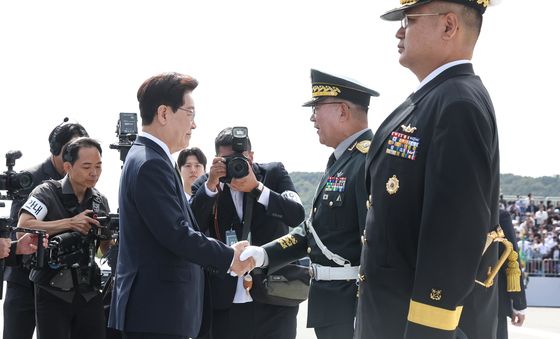인사 나누는 이재명 대통령