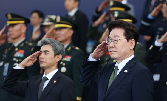 국민께 대한 경례하는 이재명 대통령