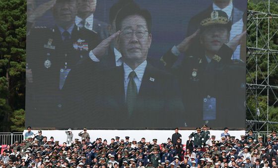 국민께 대한 경례하는 이재명 대통령