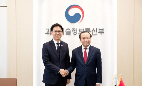 악수하는  배경훈 부총리와 베트남 과학기술부 장관