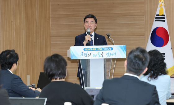 취임 100일 기자회견하는 황인호 대전 동구청장