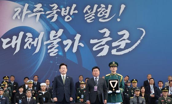 충무무공훈장 수여하는 이재명 대통령